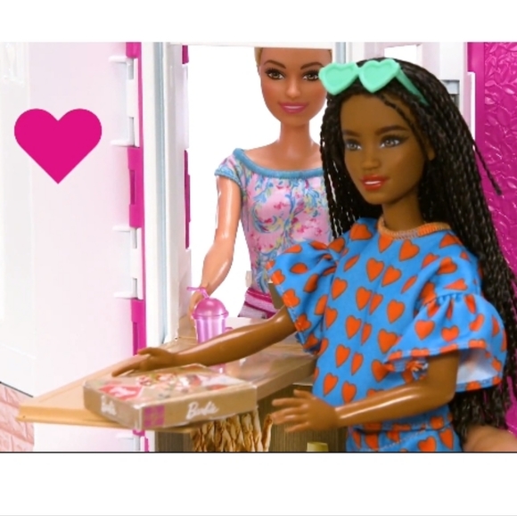 Barbie portable pizza shop play set